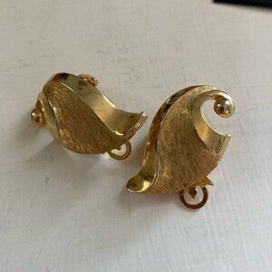 Gorgeous Vintage Signed Marvella clip-on earrings